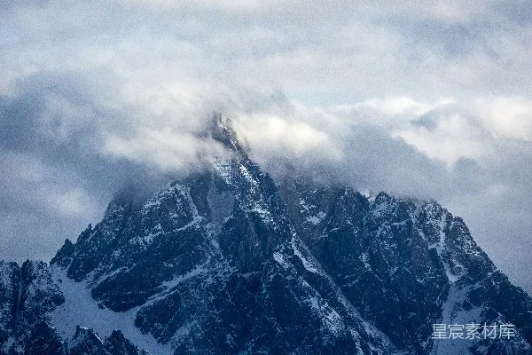 高清摄影 云雾缭绕的雪山