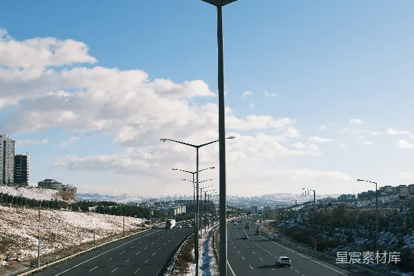 高清摄影 冬日公路的宁静与现代