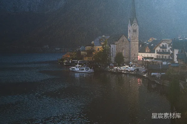 高清摄影 山间湖畔的小镇晨景