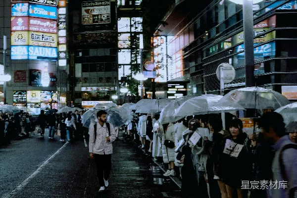 高清摄影 都市夜景下的雨中行人
