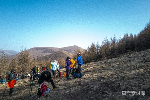 高清摄影 登山者在山顶集结