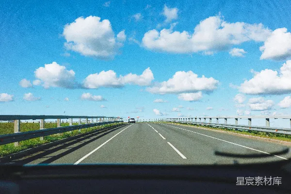 高清摄影 蓝天白云下的高速公路