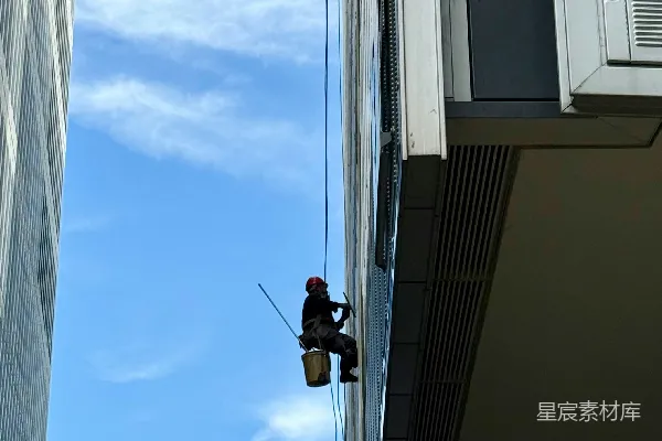 高清摄影 高楼上的清洁工人