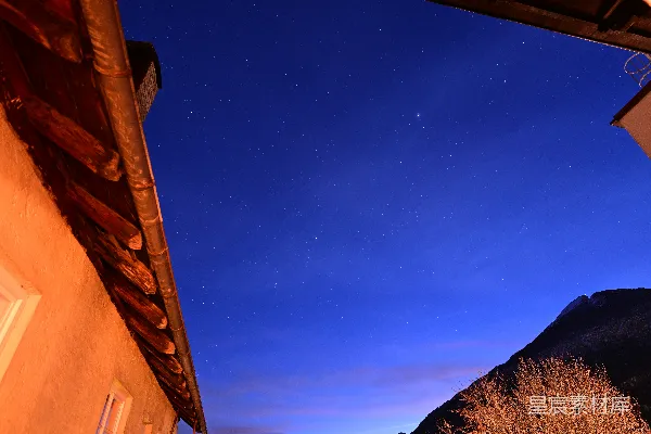 高清摄影 夜空下的屋顶与星星