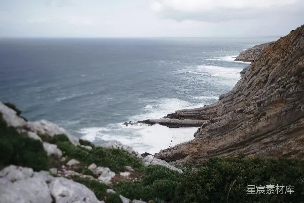 高清摄影 海岸边的岩石与波浪