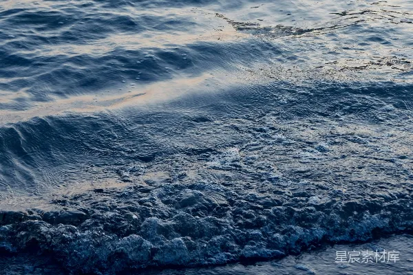 高清摄影 一波浪正朝海洋的岸边涌来