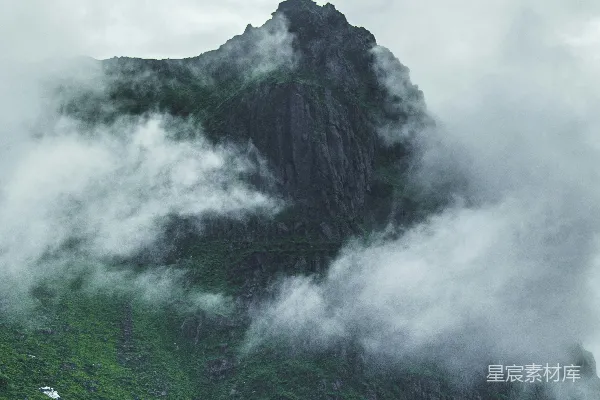 高清摄影 云雾缭绕的山峰