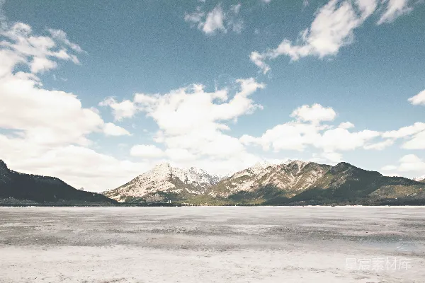 高清摄影 冰封湖畔雪山图