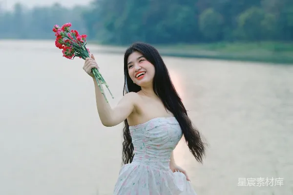 高清摄影 湖畔笑颜的花束女孩