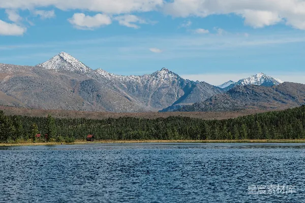 高清摄影 雪山湖畔的宁静风景