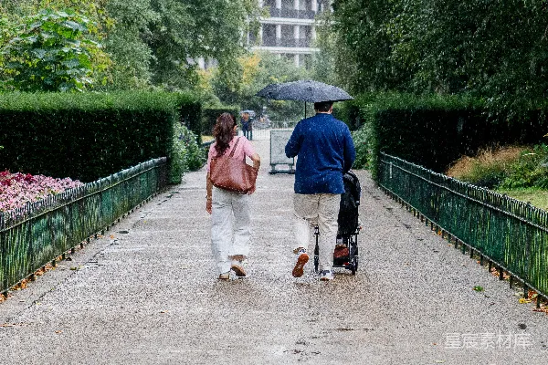 高清摄影 雨中漫步的温馨场景
