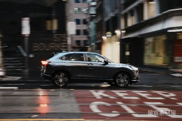 高清摄影 城市夜景中的现代SUV