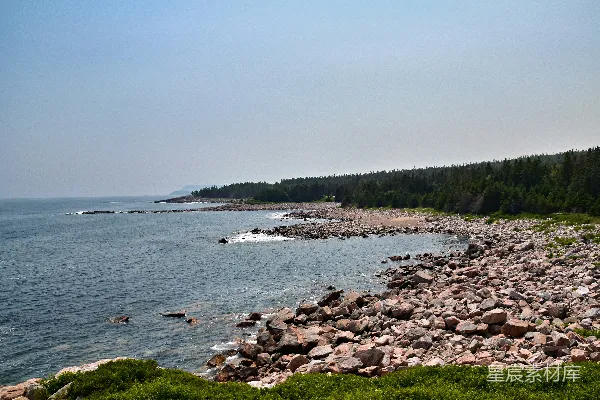 高清摄影 海岸边的岩石海滩