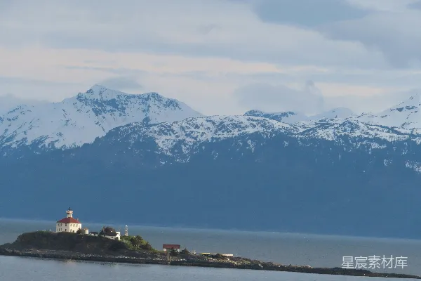 高清摄影 雪峰与灯塔的宁静海岸