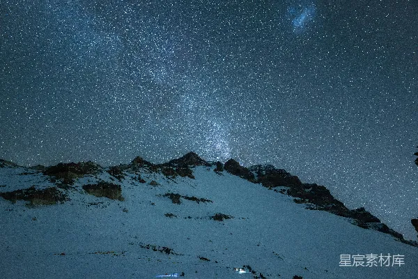 高清摄影 雪山下的星空