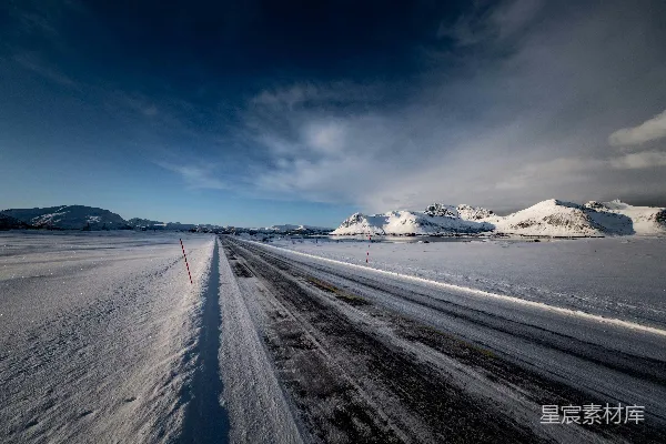 高清摄影 雪地公路，远方的雪山