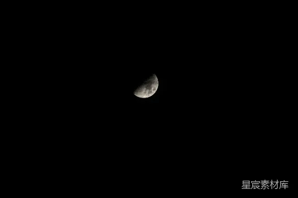 高清摄影 夜空中的半弯月