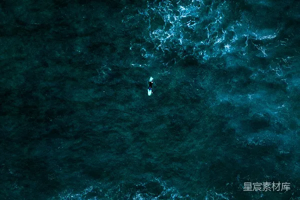 高清摄影 海浪中的冲浪者