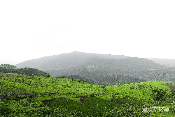高清摄影 雨后群山间的青翠田野
