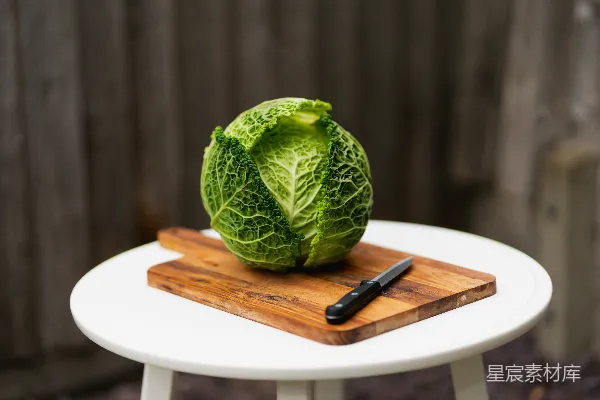 高清摄影 新鲜卷心菜与切菜板