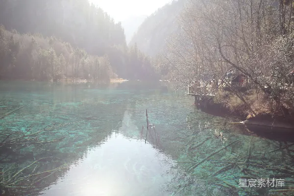 高清摄影 清澈的湖水与宁静的自然