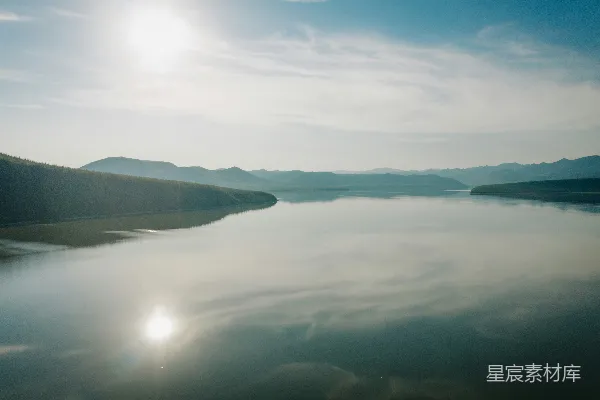 高清摄影 宁静湖畔的阳光与山影
