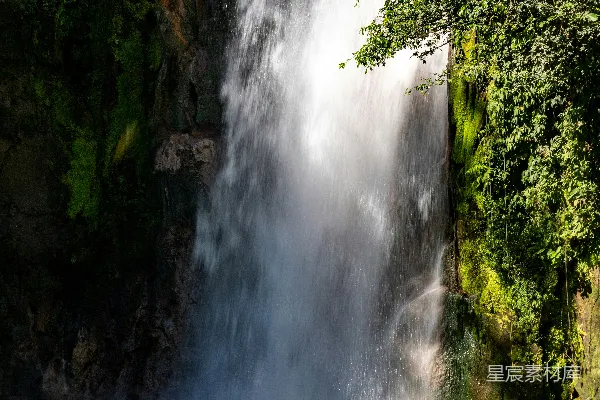 高清摄影 瀑布与清澈的湖水