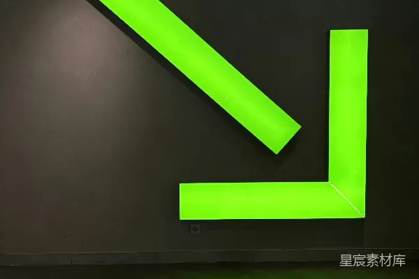 高清摄影 荧光绿箭头装置艺术