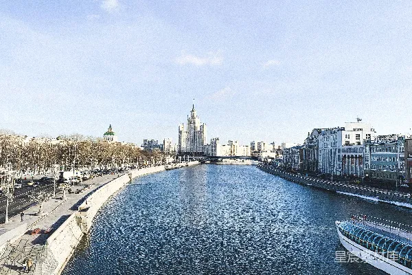 高清摄影 近高楼的船只停在平静的水面上。