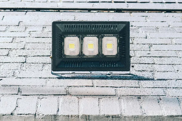 高清摄影 工业风LED灯安装在砖墙