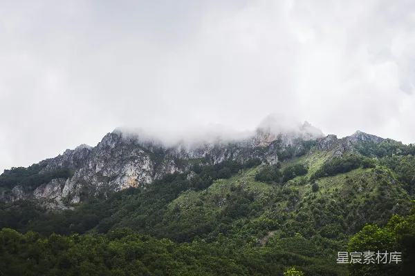 高清摄影 云雾缭绕的山峰