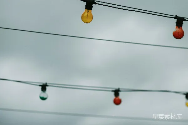 高清摄影 悬挂的灯泡与阴云密布的天空