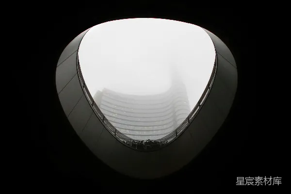 高清摄影 透过圆形天窗看现代建筑