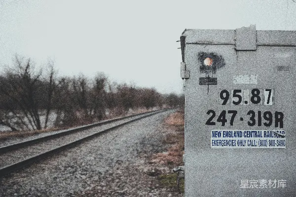高清摄影 铁路边的紧急联系方式