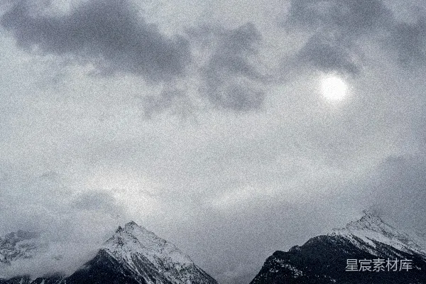 高清摄影 云雾缭绕的雪山