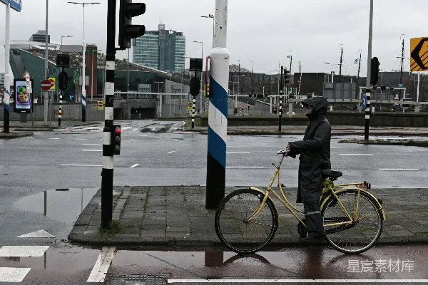 高清摄影 雨中骑车的孤独身影