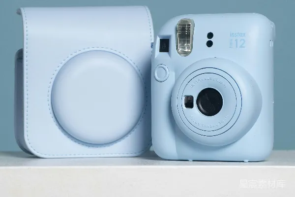 高清摄影 Instax Mini 12相机与保护套