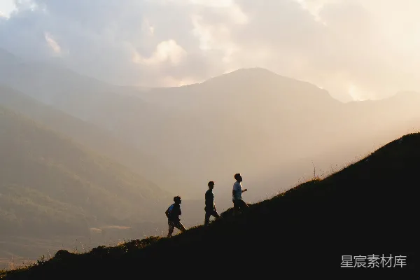 高清摄影 山间徒步的剪影