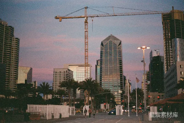 高清摄影 城市建筑与吊车的黄昏景象