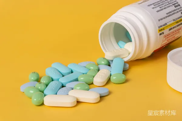 高清摄影 药瓶倾倒的药片