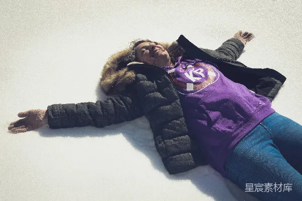 高清摄影 雪地天使：享受冬日乐趣