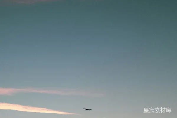 高清摄影 黄昏天空中的飞机剪影