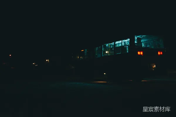 高清摄影 夜幕下的公交车