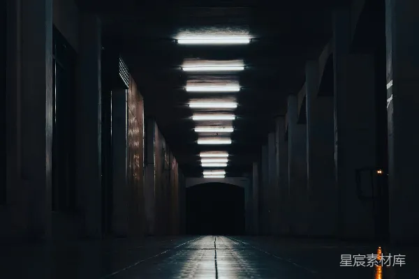 高清摄影 昏暗走廊的光影交错