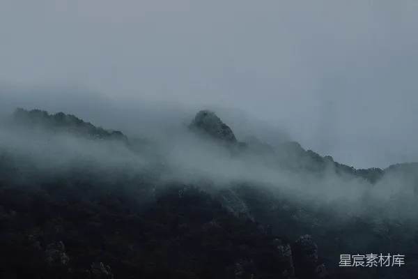 高清摄影 雾中的山峰