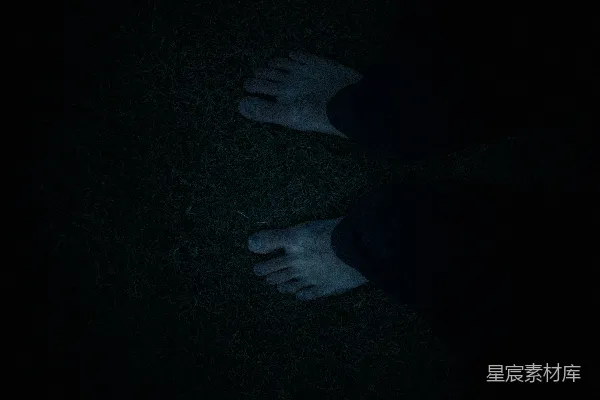 高清摄影 黑暗中的脚