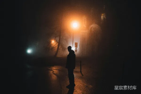 高清摄影 夜雾中的孤独身影