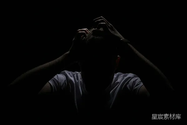 高清摄影 黑暗中的沉思者