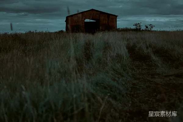 高清摄影 黄昏中的废弃小屋