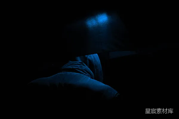 高清摄影 黑暗中的蓝色光束